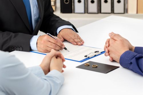 Divorcing couple with the divorce financial expert.